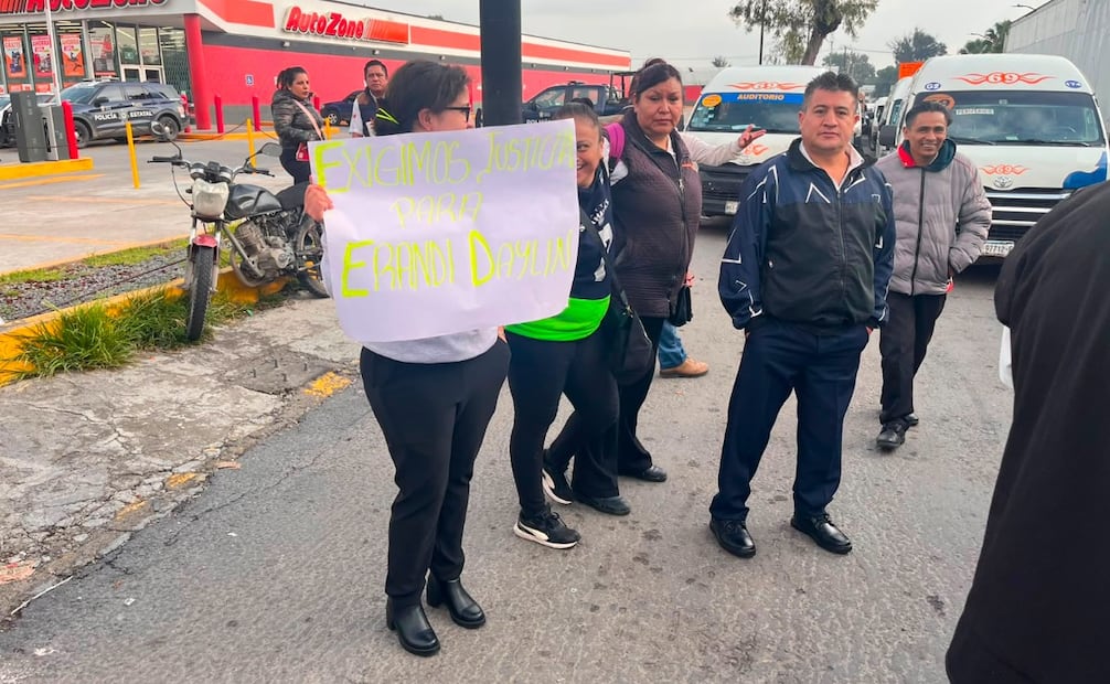 Pasajeros descendiendo de los autobuses en medio del caos vehicular para intentar llegar a sus destinos a pie hacia la Ciudad de México. Foto Especial