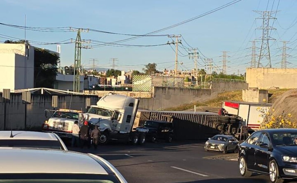 Vuelca tráiler en el Circuito Exterior Mexiquense