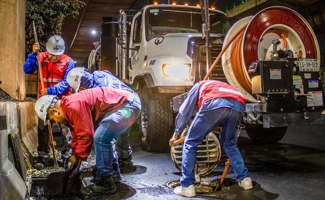 Los trabajos contemplan la limpieza de pozos de visita, bocas de tormenta y rejillas, así como en el desazolve de la red de drenaje. Foto. Especial