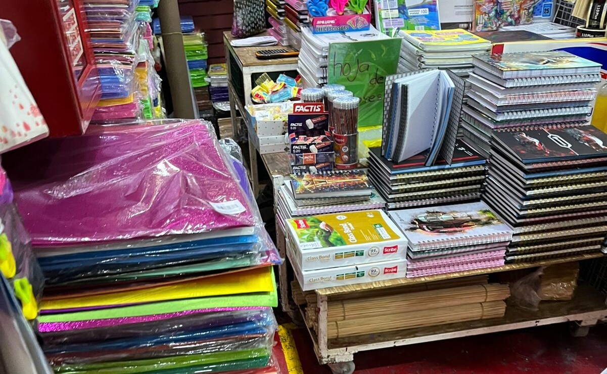 En la calle de Mesones de la CDMX los padres de familia pueden comprar de mayoreo y menudeo / Foto Karen Aldama