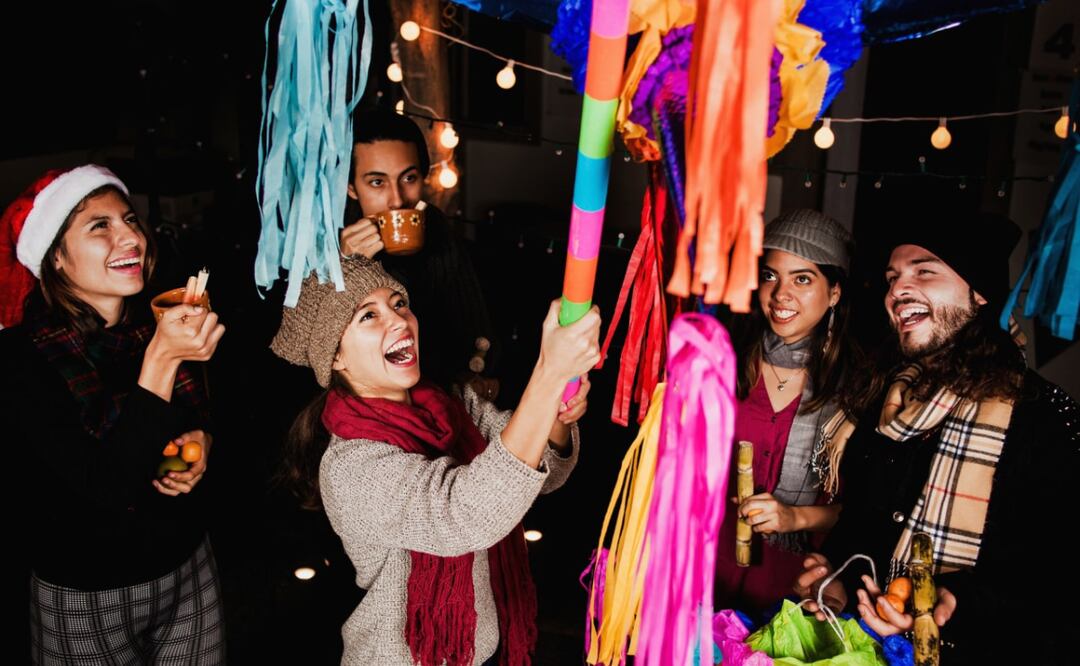 ¡A romper la piñata! La diversión está asegurada en las posadas. Foto: Especial
