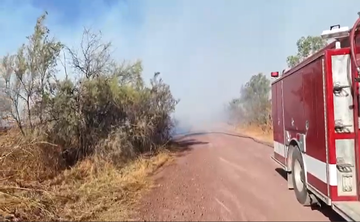 ¡Alerta en Nezahualcóyotl! Incendio de pastizales reduce visibilidad y alarma a conductores