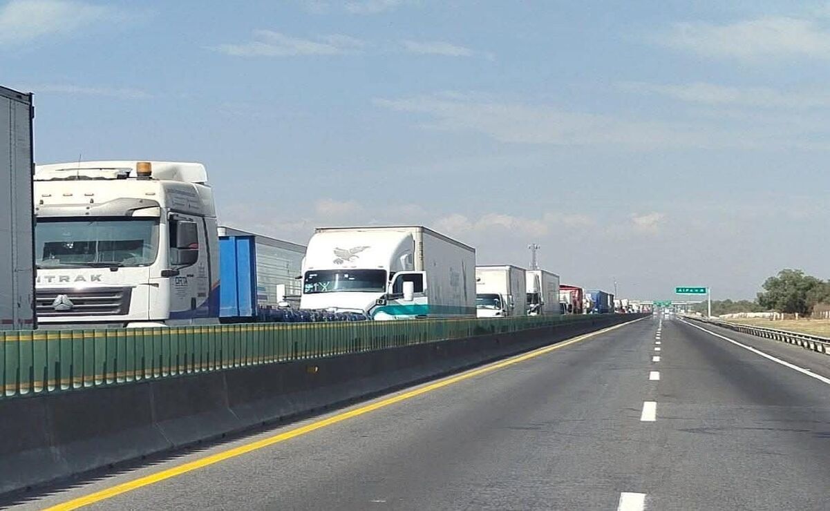 Tras el bloqueo se presenta una fila de autos de aproximadamente 5 kilómetros. Foto: Emilio Fernández
