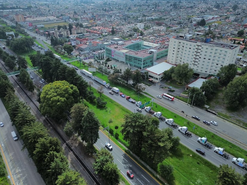 Desde las 7:30 horas transportistas de diversas organizaciones se concentraron en Paseo Tollocan, a la altura del Museo Torres Bicentenario. Foto: Alejandro Vargas/ El Universal
