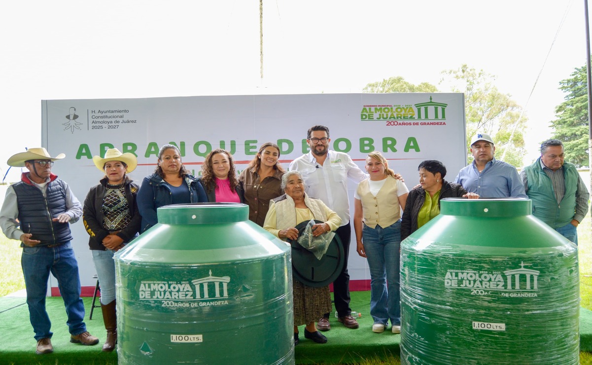 El alcalde dio tinacos a los vecinos del municipio / Foto: Especial
