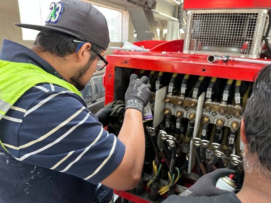 En la primera etapa, que se llevará a cabo del 28 de marzo al jueves 2 de abril, se interrumpirá el servicio de manera provisional en las estaciones
Hank González II (7), La Mesa (6) y Dr. Jorge Jiménez Cantú (5-B), del
Bucle “C”. Foto: especial