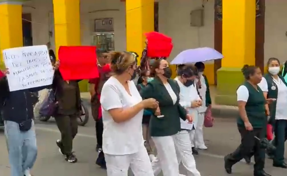 Cerca de 100 trabajadores del IMSS en Texcoco marcharon portando lonas y pancartas sobre la carretera Lechería-Texcoco. Foto Especial