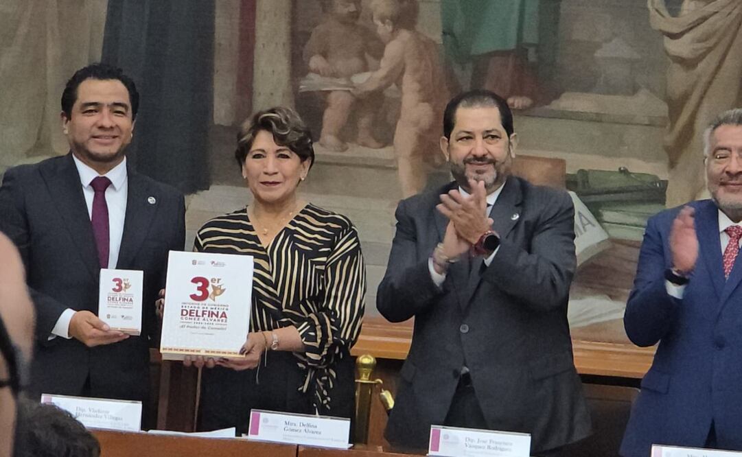 La gobernadora del Estado de México entregó el informe en formato escrito y electrónico. Foto Alma Rodríguez / El Universal