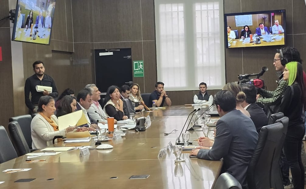 Integrantes de las comisiones legislativas y autoridades universitarias durante la mesa de análisis sobre la reforma a la Ley de la UAEMéx. Foto Especial