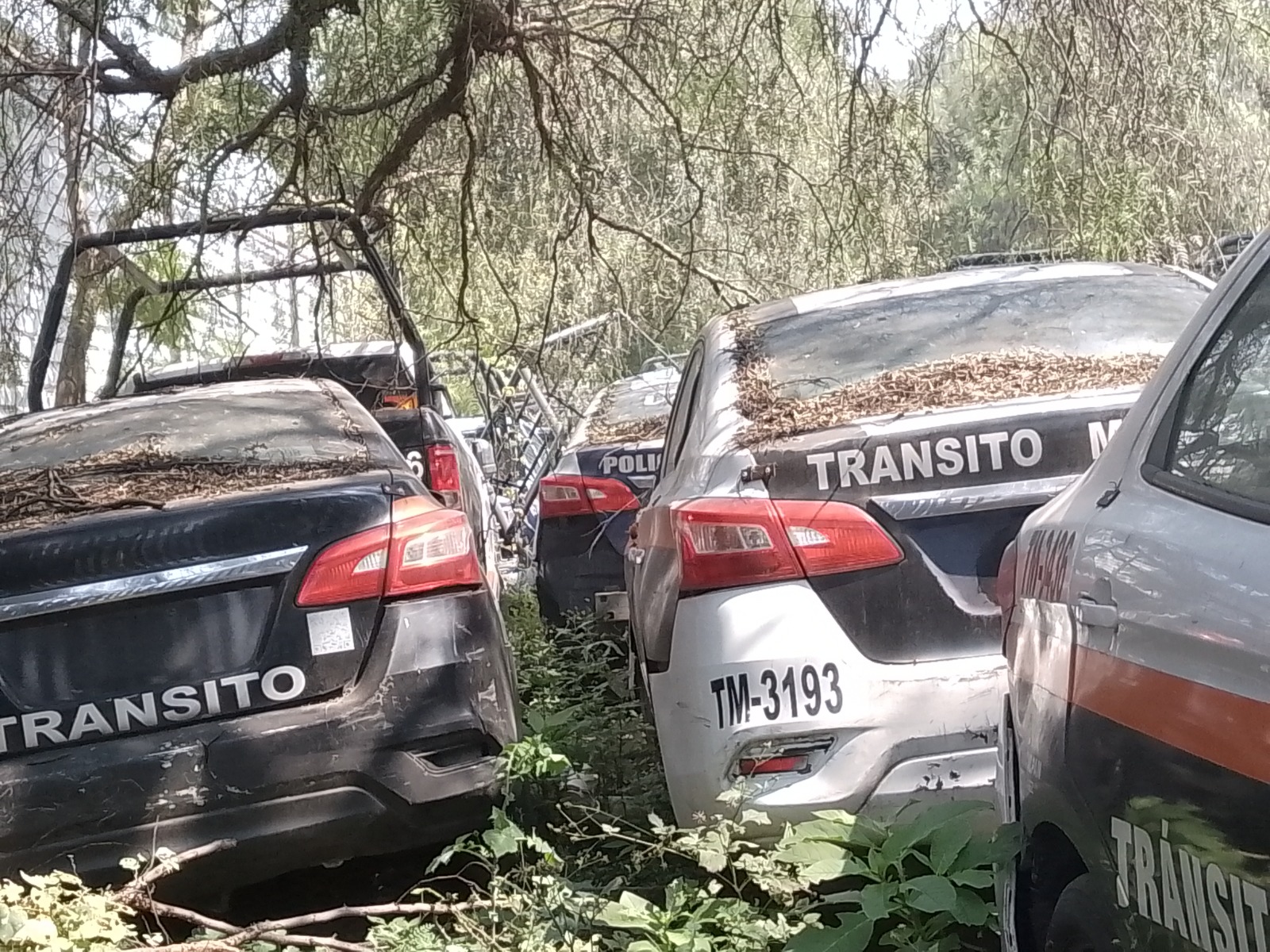 Vehículos adquiridos en 2020 se oxidan en un predio municipal. Foto Rebeca Jiménez