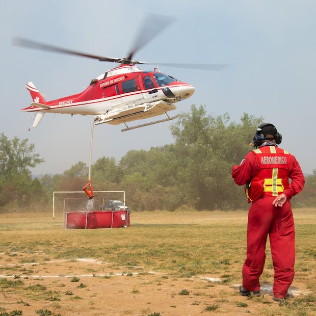 En el aire, cada misión es operada por un piloto y un paramédico, quienes coordinan descargas, logística y comunicación. Foto. Especial