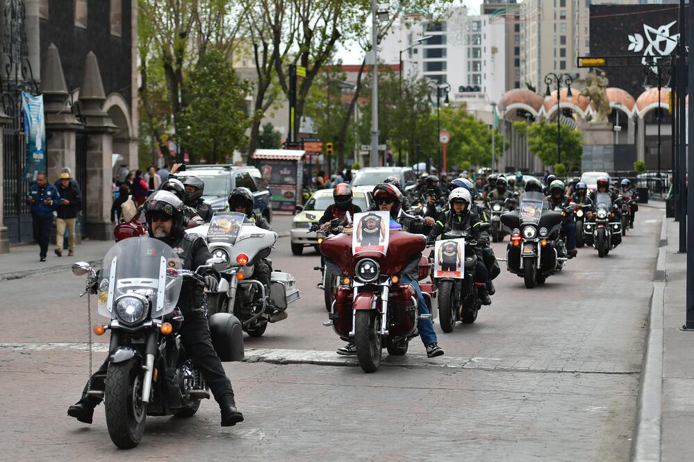 Manifestación de 100 motocicletas en Toluca. Foto Arturo Hernández
