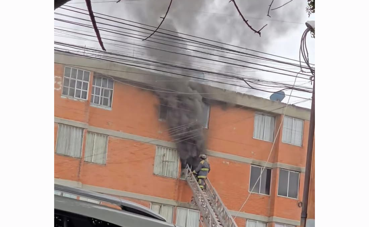 Entre el humo y las llamas: Bomberos de Coacalco salvan departamento en San Rafael