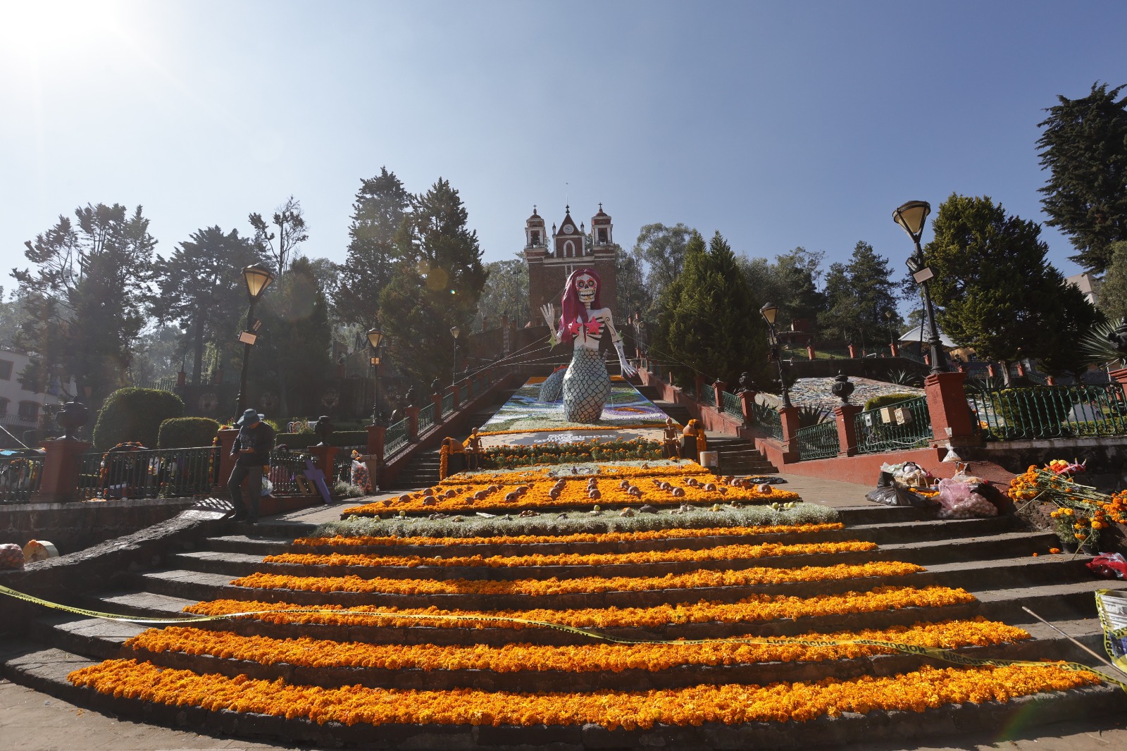 Se engalana escalinata de Metepec con Ofrenda Monumental
