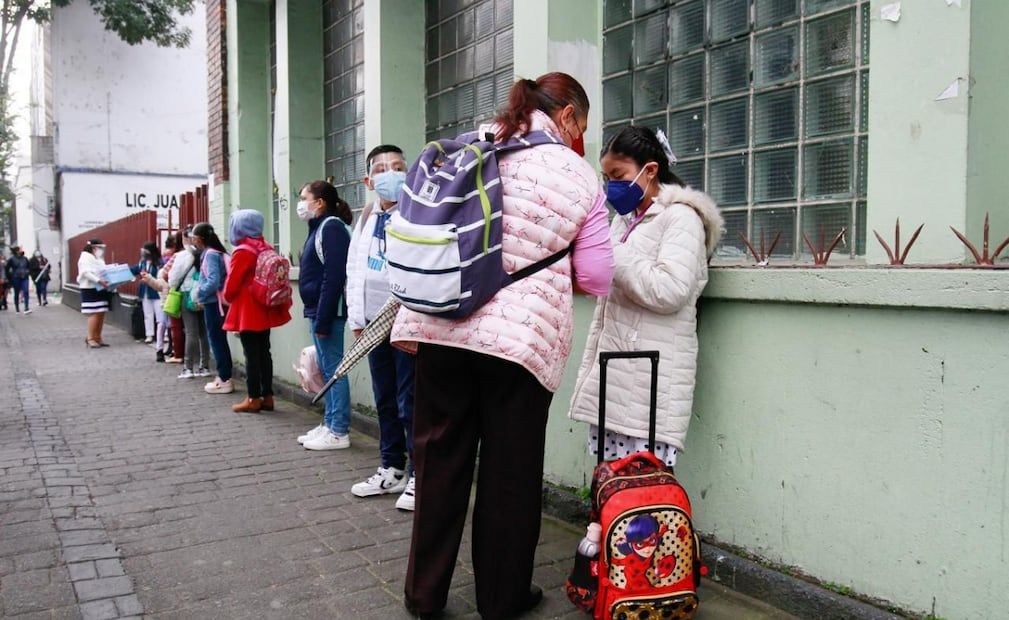 El protocolo busca un equilibrio entre la seguridad y el respeto a la integridad física y emocional de los estudiantes. Foto Alejandro Vargas / El Universal