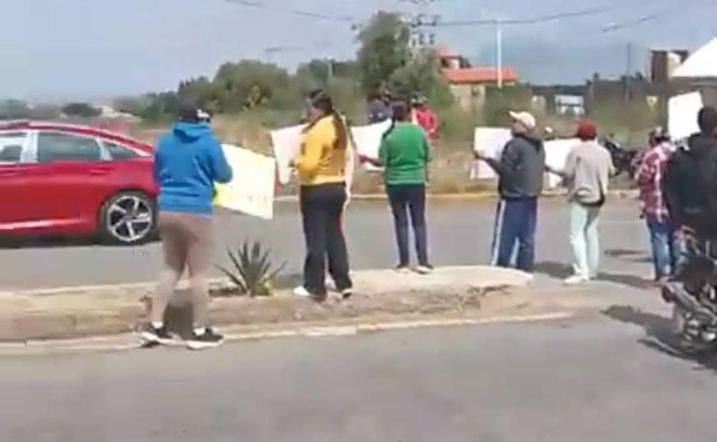 Padres de familia se manifiestan en la entrada de Tulteca Teopan, conocida como “El Columpio”, para demandar instalaciones dignas. Foto Especial