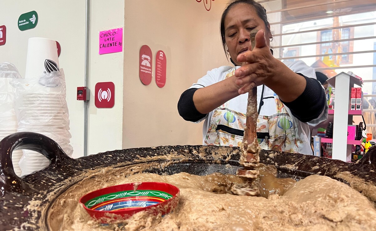 La bebida se prepara con cacao tostado en cazuelas de barro sobre leña / Foto Alejandra Santillán