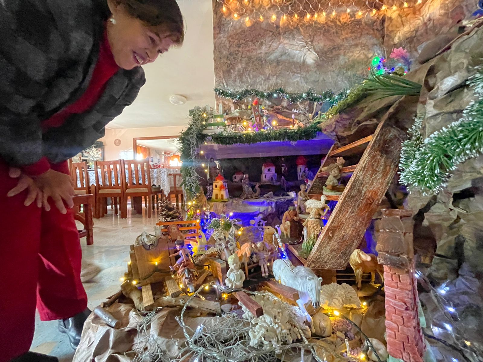 Hermelinda agregando una nueva figura al nacimiento. Foto Michelle Sánchez