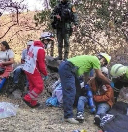 Una camioneta arrolló a peregrinos en el puente del Ahuehuete, Malinalco, dejando 1 muerto y 17 heridos. Foto Especial