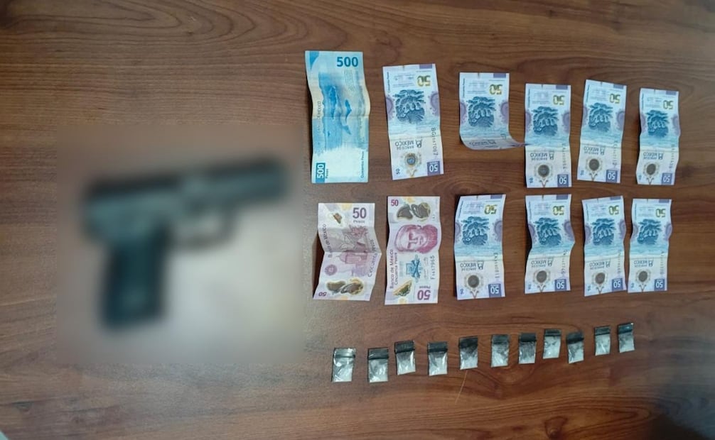 Tras la revisión, los oficiales localizaron mil 50 pesos en efectivo y un objeto con características de arma de fuego. Foto Especial