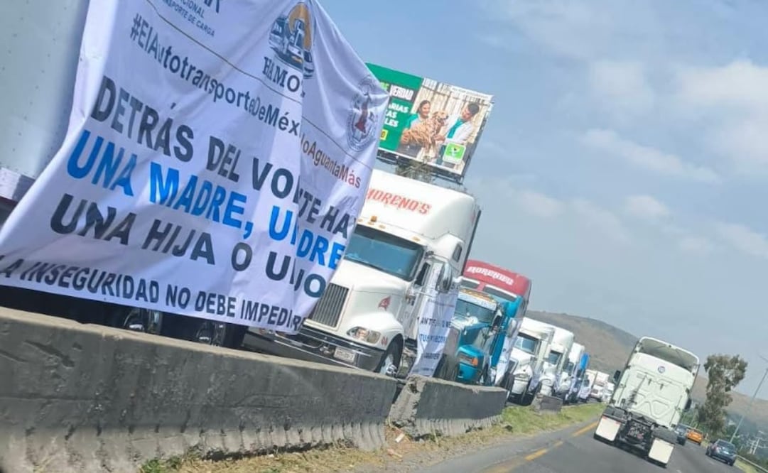 Decenas de unidades de transporte de AMOTAC abandonan la caseta de San Cristóbal para continuar su marcha. Foto Especial