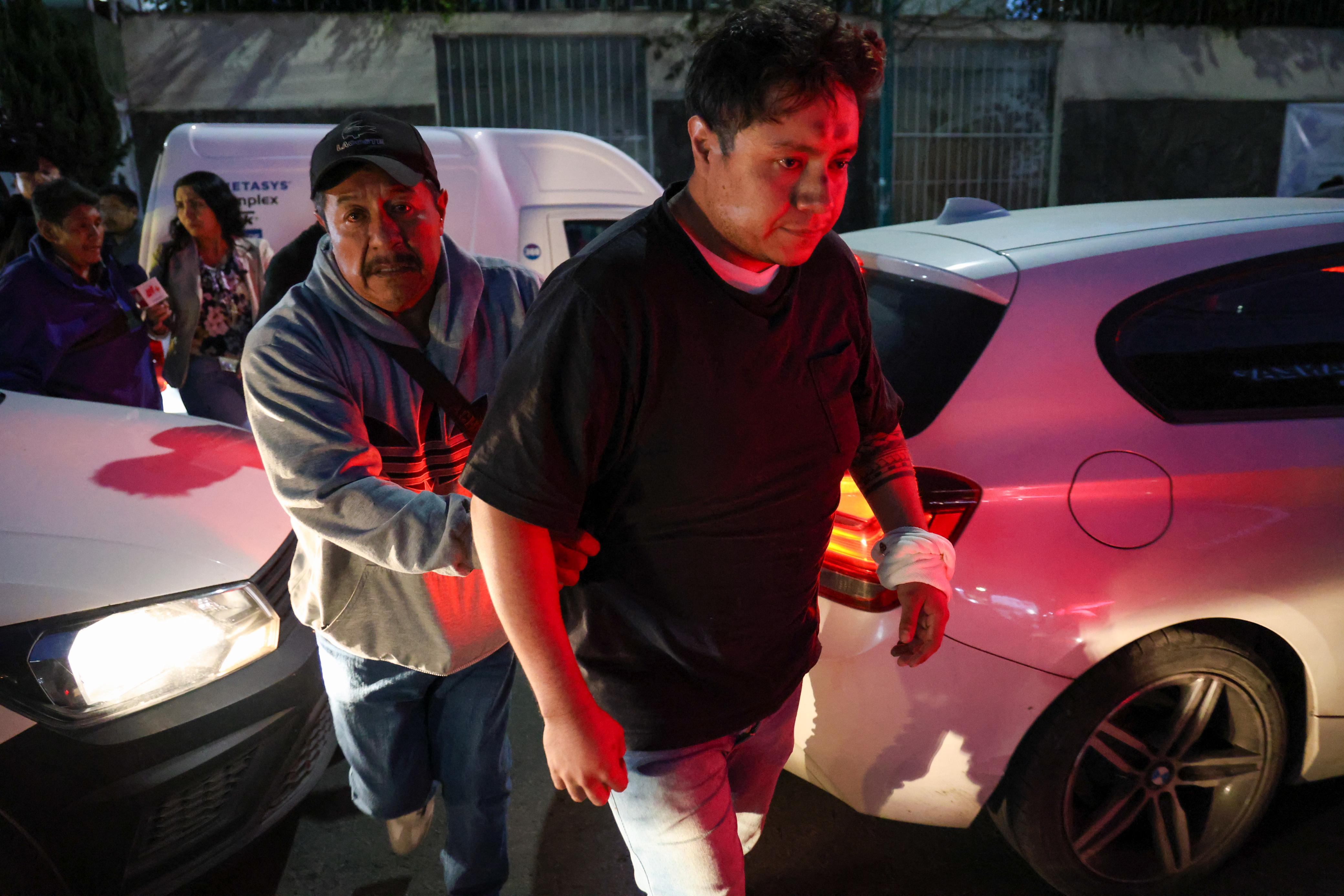 Salida de los detenidos de la Fiscalía de Asuntos Especiales (FAES) ubicada sobre la avenida Miguel Hidalgo, en Toluca. Foto Arturo Hernández