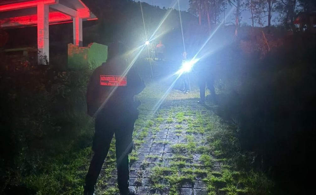 Tras el rescate, los elementos de la SSEM acompañaron a la familia durante el descenso seguro hacia la parte baja de la reserva natural. Foto especial