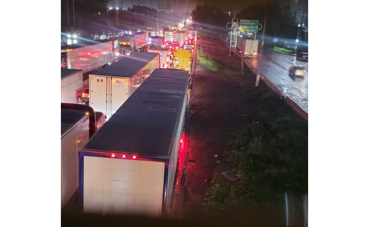 ¡Ahogados en la México-Querétaro! Anegaciones y caos vial paralizan Tepotzotlán. Foto: Especial