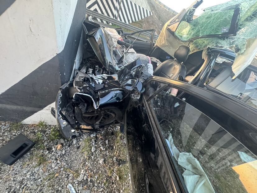 El golpe destrozó la parte frontal del motor y la cabina del automóvil.  Foto: especial