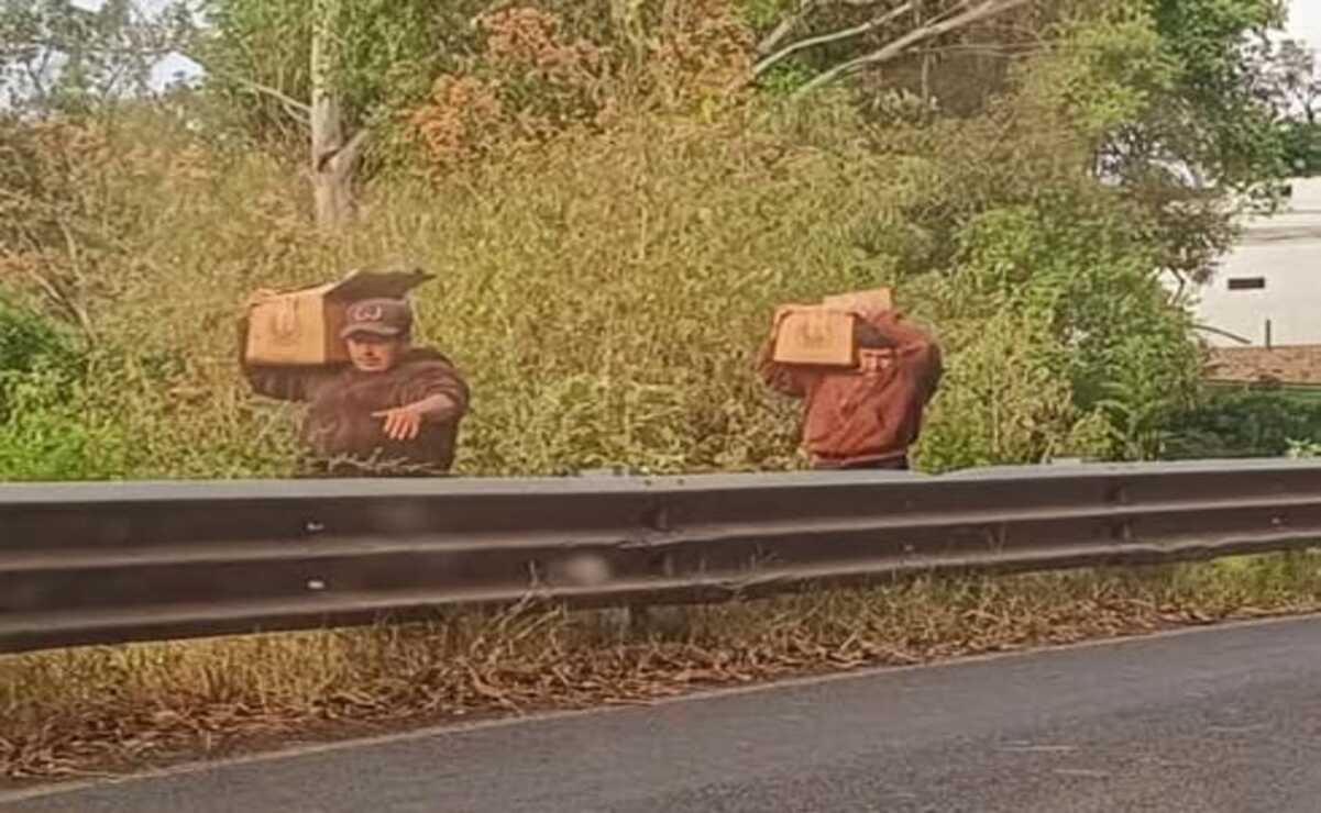 Tras la volcadura se registraron actos de rapiña. Foto: Especial