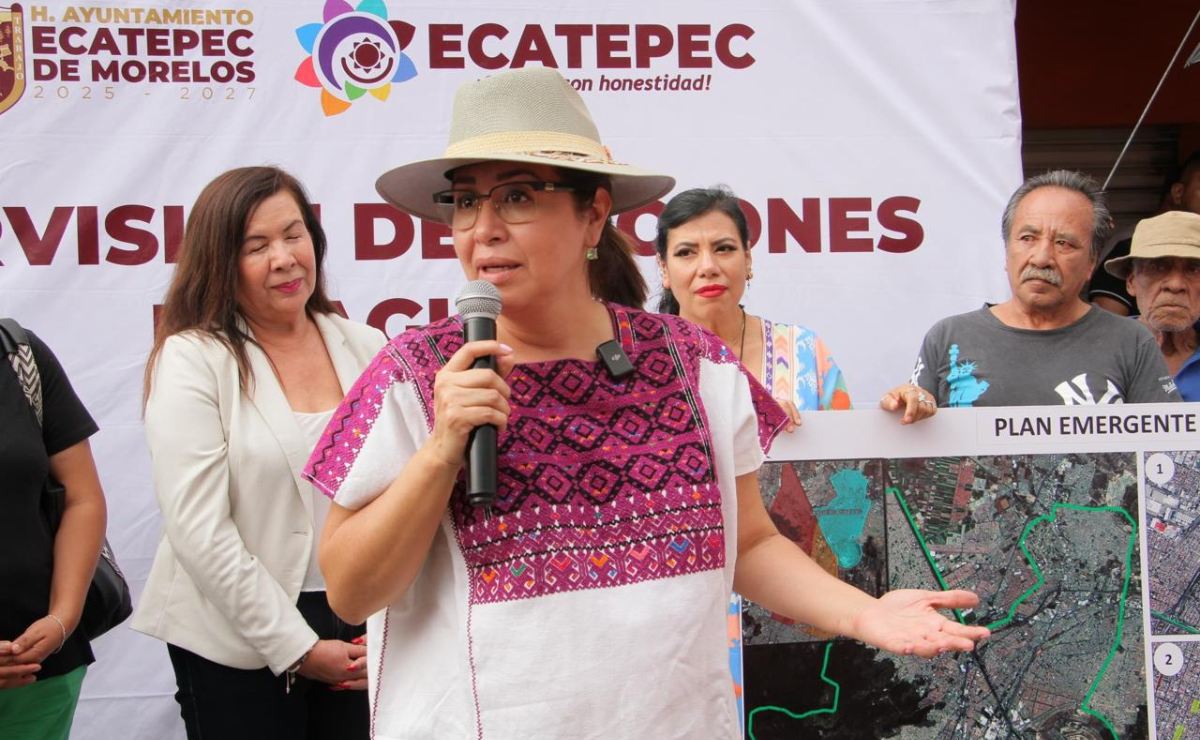 La alcaldesa Azucena Cisneros Coss supervisa los trabajos de reparación de socavones en la colonia El Chamizal, Ecatepec. Foto: Especial