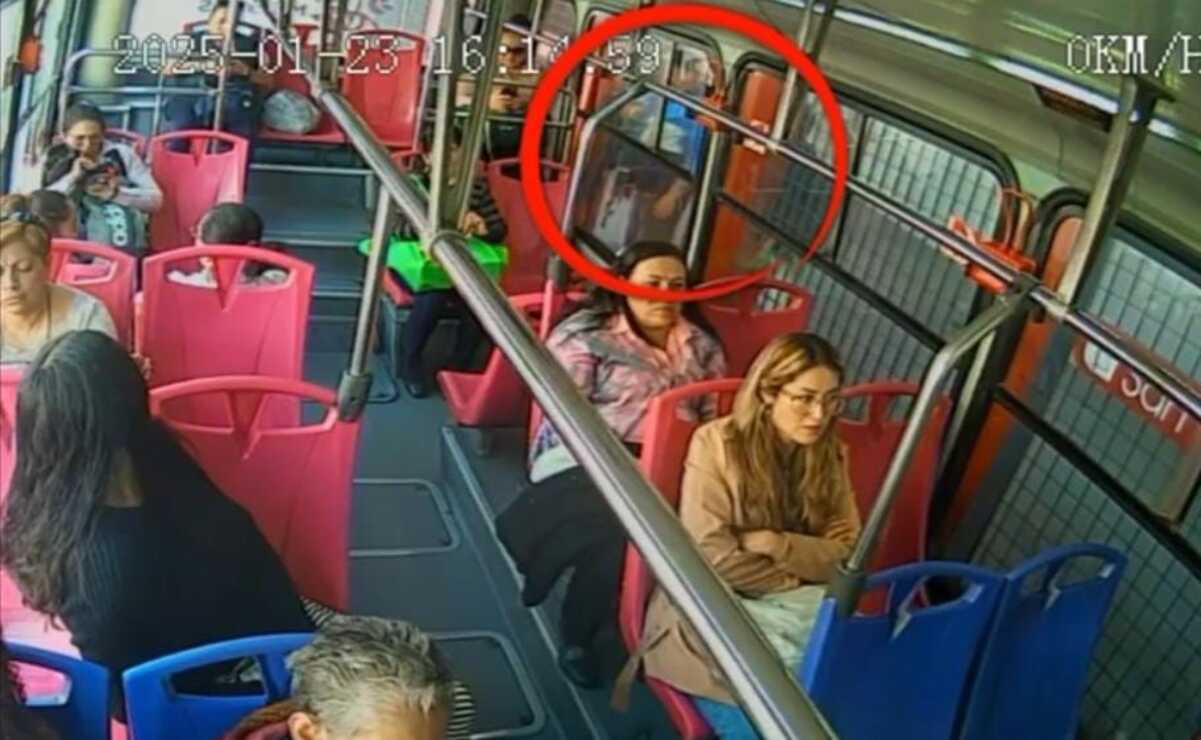 La cámara de seguridad instalada al interior del Mexibús captó la manera en la que le arrebatan desde la ventana su celular a una mujer.  Foto: Captura de Pantalla