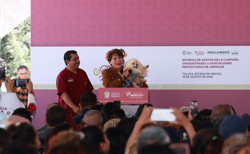 Delfina Gómez Álvarez encabezó el evento de entrega de apoyos de la campaña Croquetmanía. Foto Alejandro Vargas/El Universal