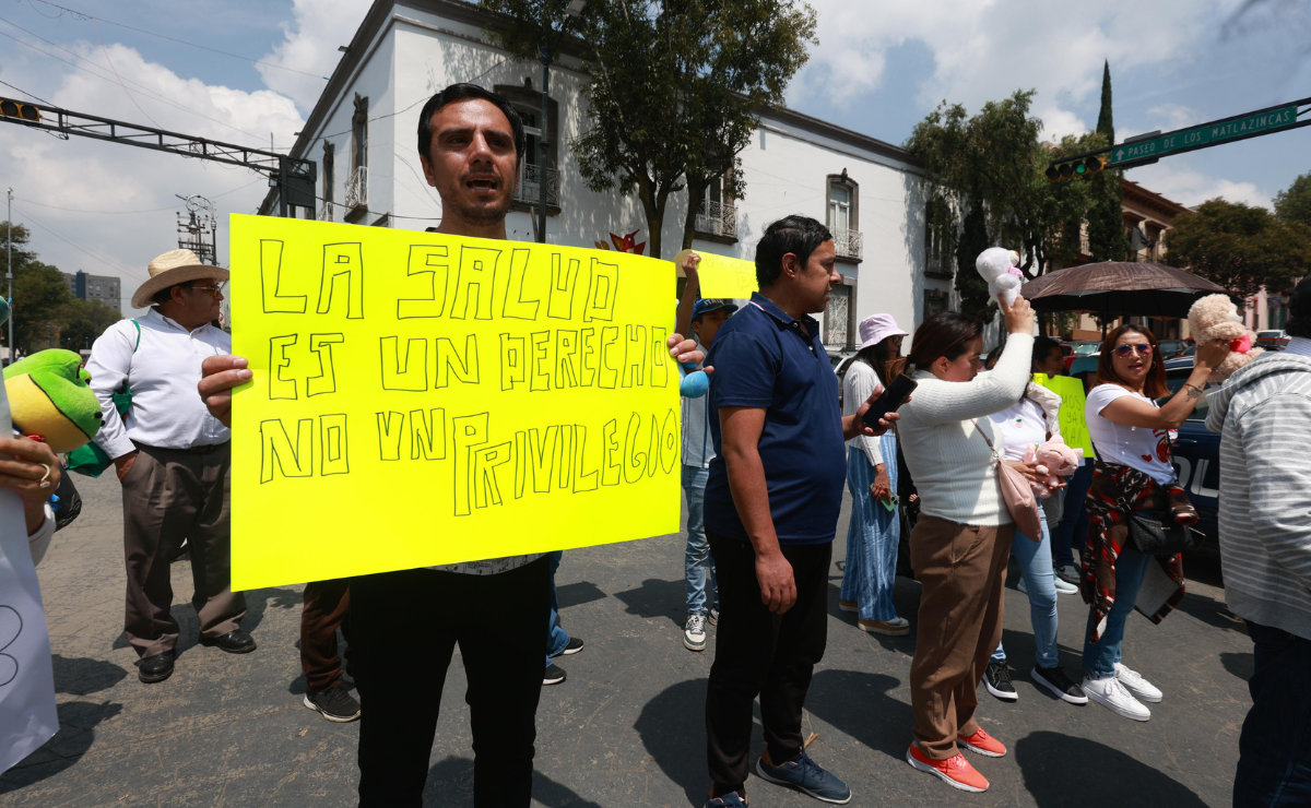 Con pancartas y consignas, cientos de personas protestaron en Toluca contra el desabasto de medicamentos que afecta a pacientes crónicos. Foto: Alejandro Vargas