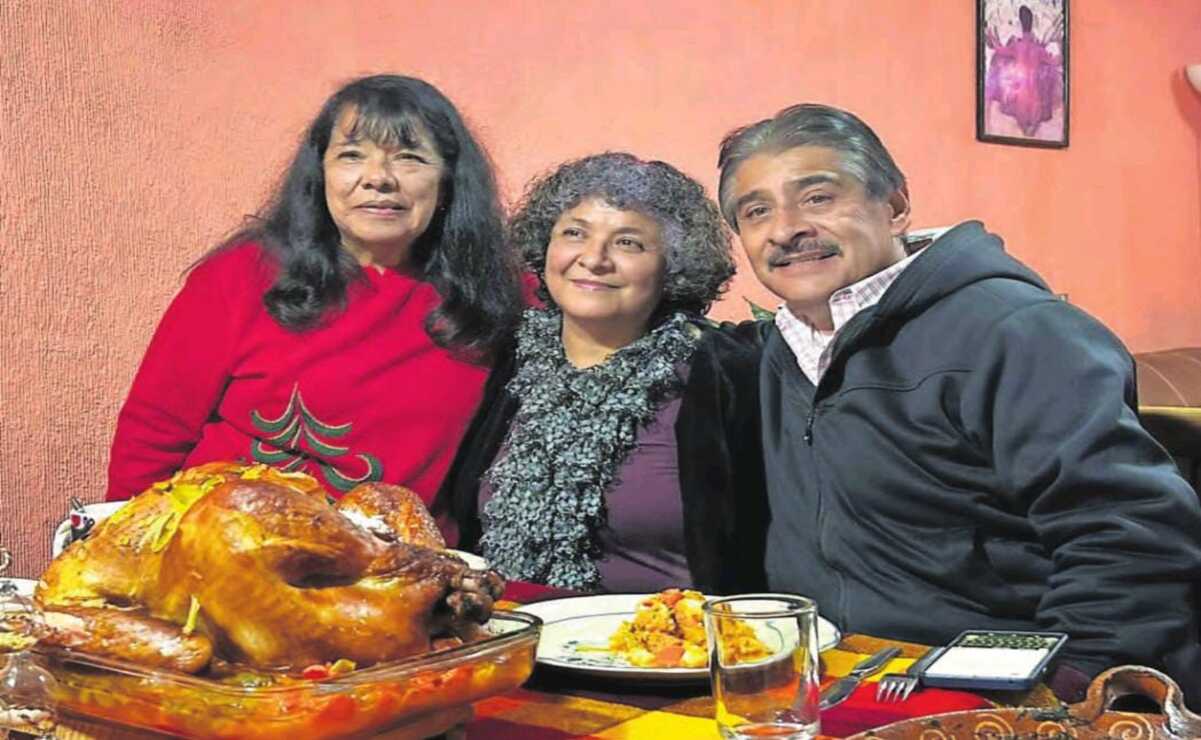 La noche del 24 de diciembre, la familia se reunió en la casa de Ayuliet para compartir la tradicional cena navideña. Foto: Ilse Vallejo