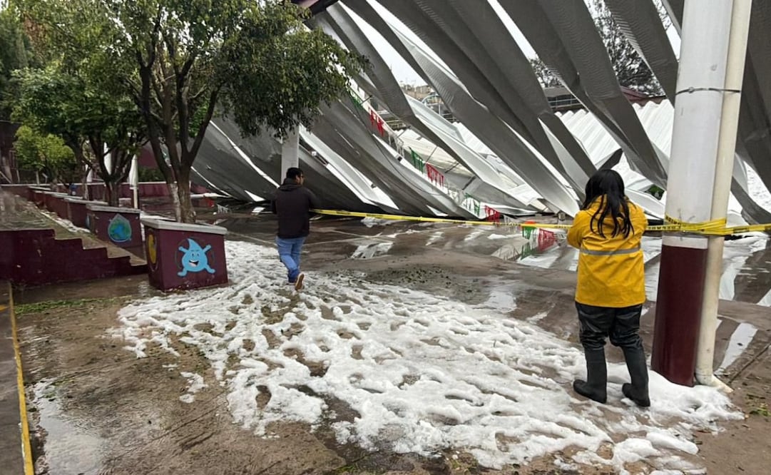 La telesecundaria “Lázaro Cárdenas del Río” suspendió actividades tras la caída de una malla sombra de 30 metros. Foto Especial