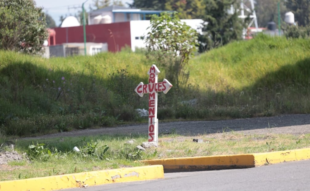 Más de 60 cruces se encuentran a lo largo de la carretera Toluca-Atlacomulco, según el recuento referido en el lugar. Foto Alejandro Vargas / El Universal