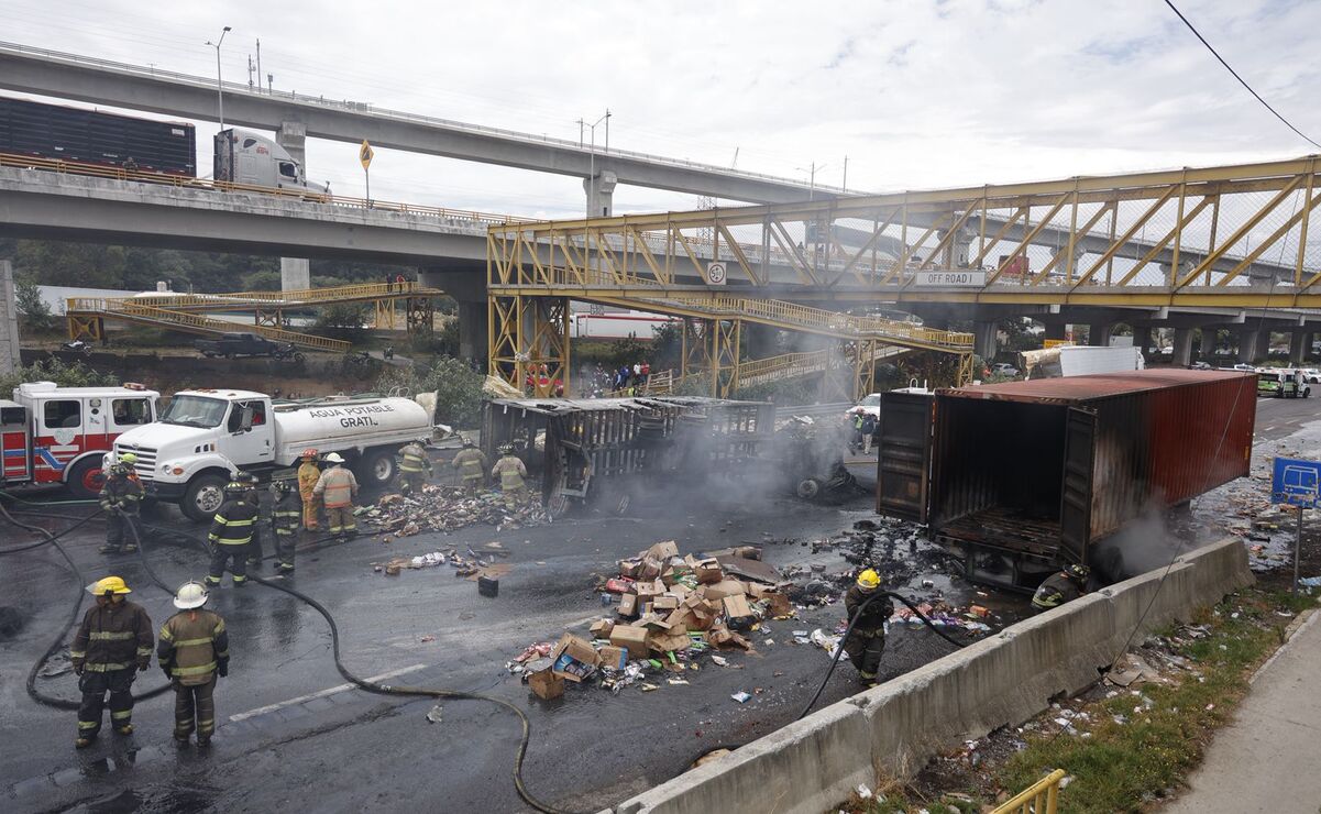 Desconocen paradero de trailero accidentado en la carretera México-Toluca