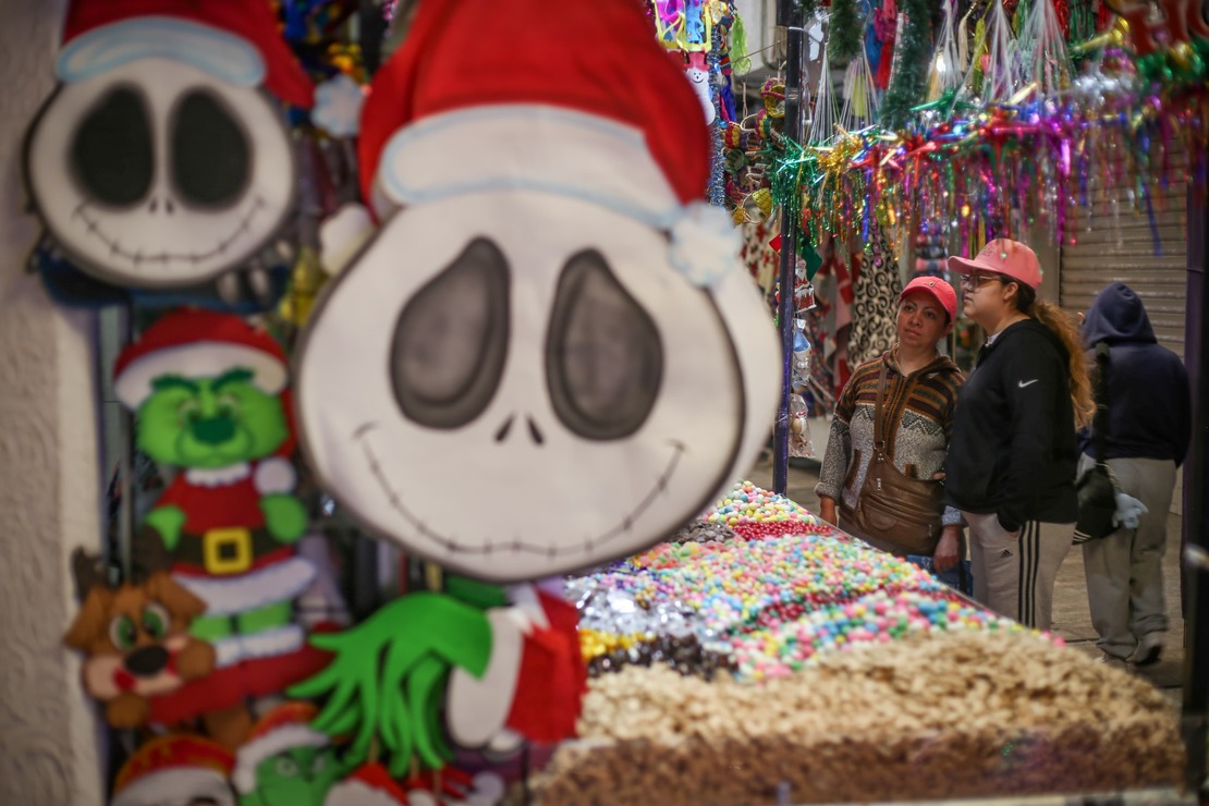 Previo al 12 de diciembre venden artículos para celebrar a la Virgen de Guadalupe / Foto Luis Camacho