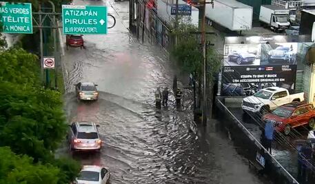 Periférico Norte, colapsado por lluvias en Tlalnepantla