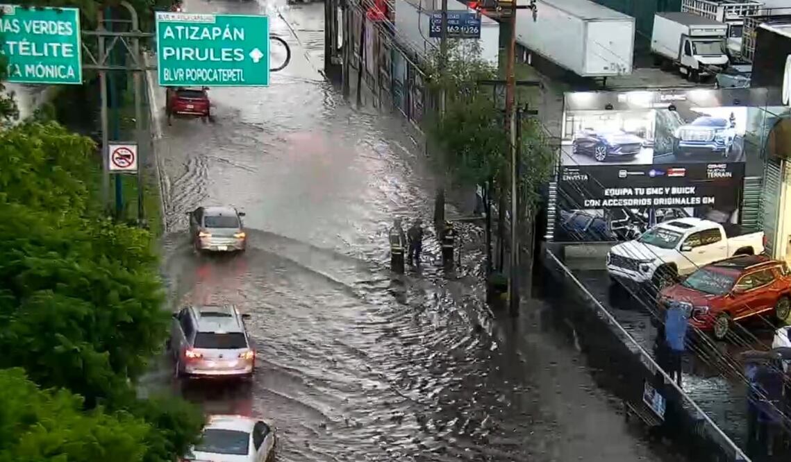 La fuerte precipitación de esta tarde provocó encharcamientos en los laterales de Periférico Norte, a la altura de Valle Dorado, Tlalnepantla.