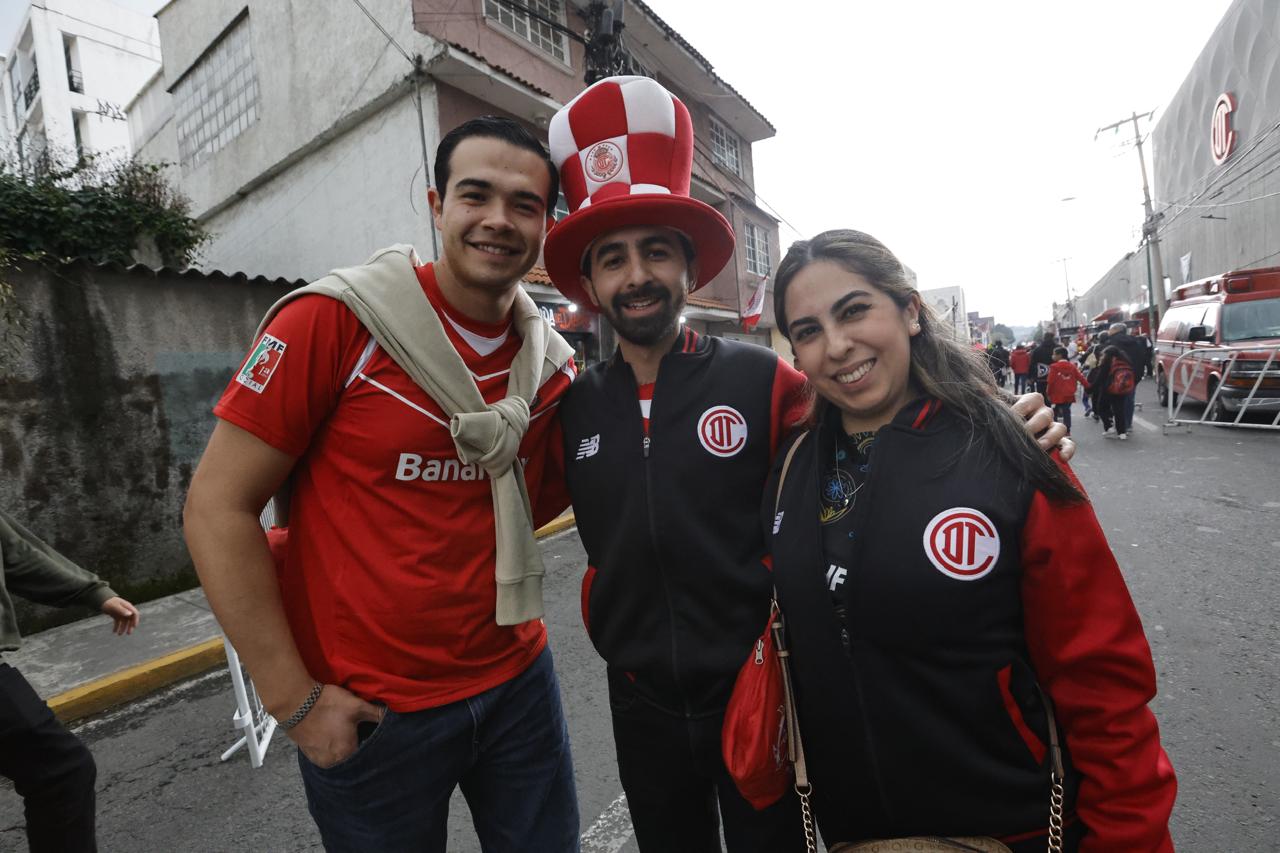 Los aficionados se dieron cita desde temprano en el Nemesio Diez. Foto Jorge Alvarado