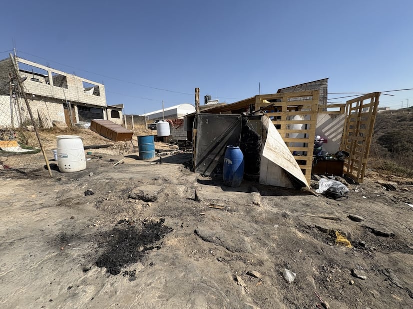 La pareja señala que el olor a gasolina sugiere que el incendio pudo ser provocado intencionalmente. Foto Arturo Contreras / El Universal