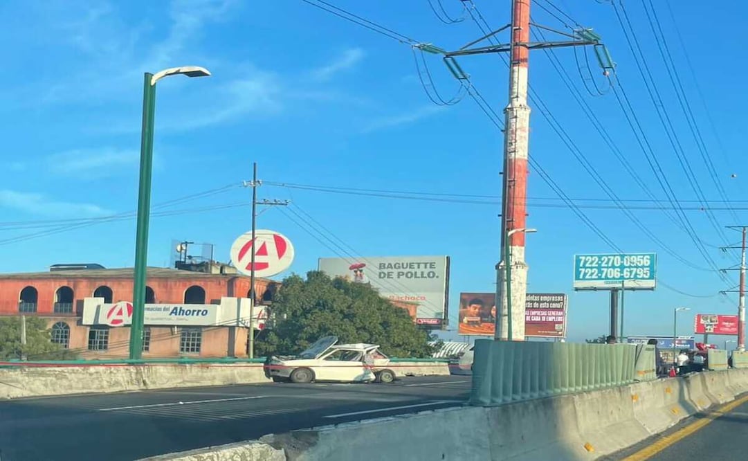 El accidente se registró sobre los carriles de alta de Boulevard Aeropuerto a la altura de la entrada de San Pedro Tultepec / Foto Especial