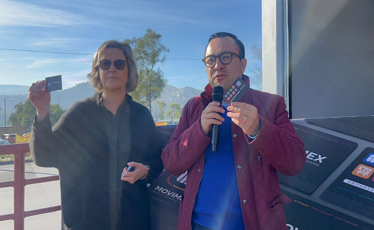 El secretario de movilidad, Daniel Sibaja presentó la tarjeta del Sistema de Movilidad Mexiquense (Movimex). Foto: Arturo Contreras