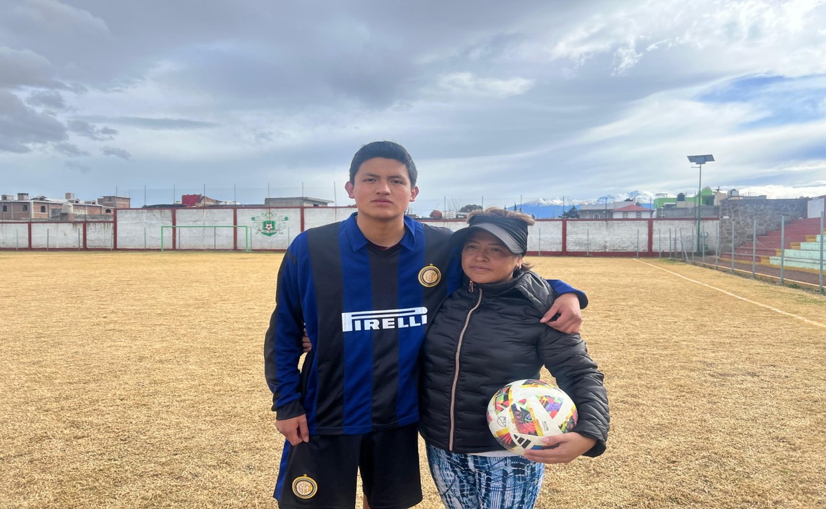 Josefina Azotea, madre de Carlos decidió regalarle un equipo de futbol como regalo de cumpleaños. Foto: Alejandra Santillán