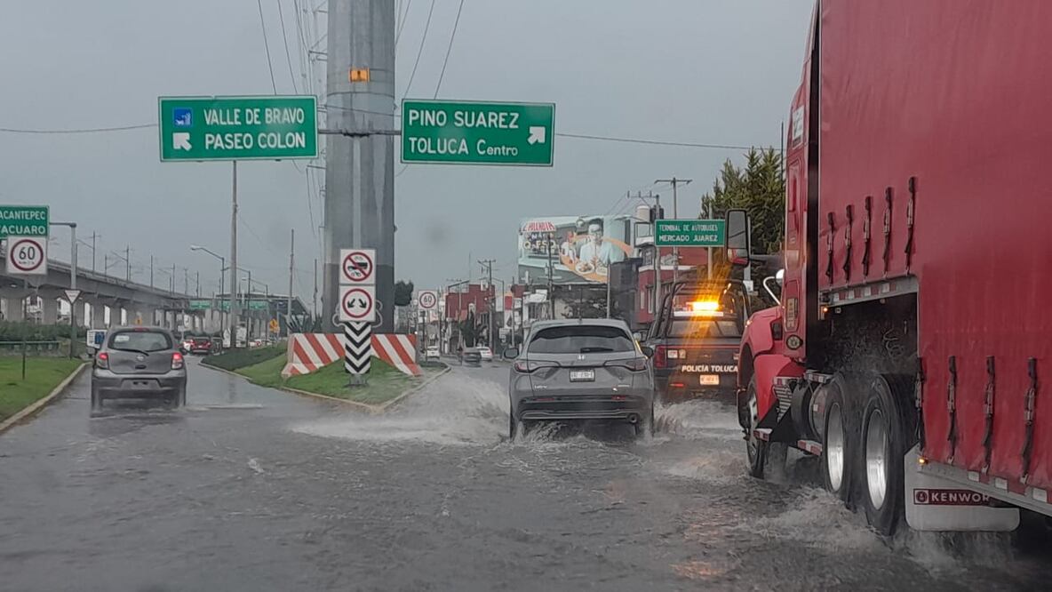 La fuerte lluvia que azotó esta tarde el valle de Toluca dejó inundaciones en avenidas principales de por lo menos tres municipios que fueron: Toluca, San Mateo Atenco y Lerma