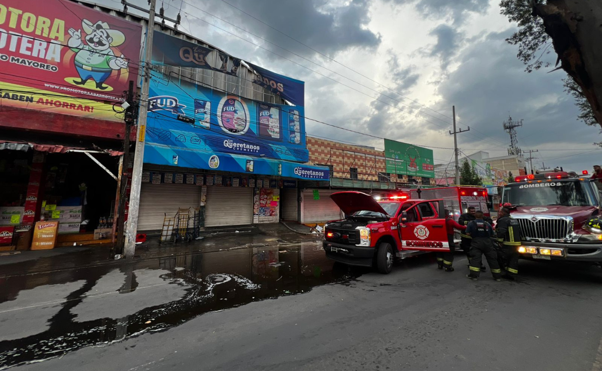 Bomberos de Tlalnepantla lograron controlar un incendio en una bodega de abarrotes de la colonia La Romana. Foto: Especial