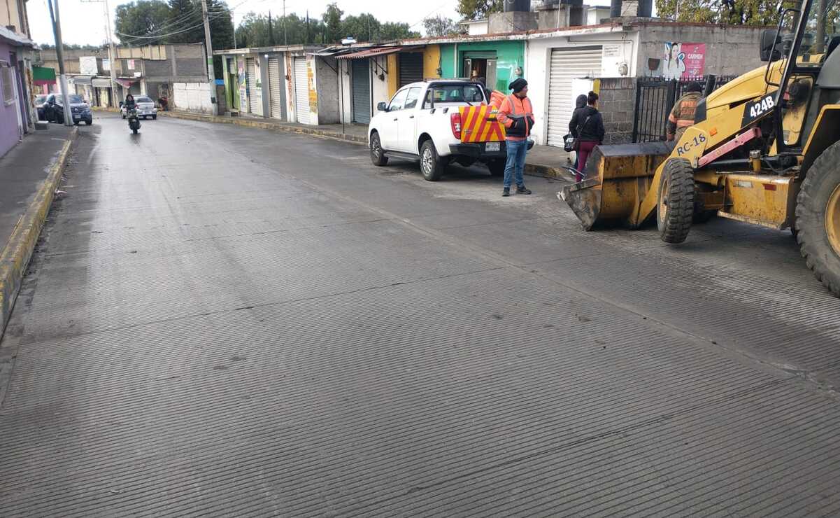 Trabajadores del ayuntamiento retiraron el producto derramado en la vialidad con ayuda de una retroexcavadora. Foto: Especial