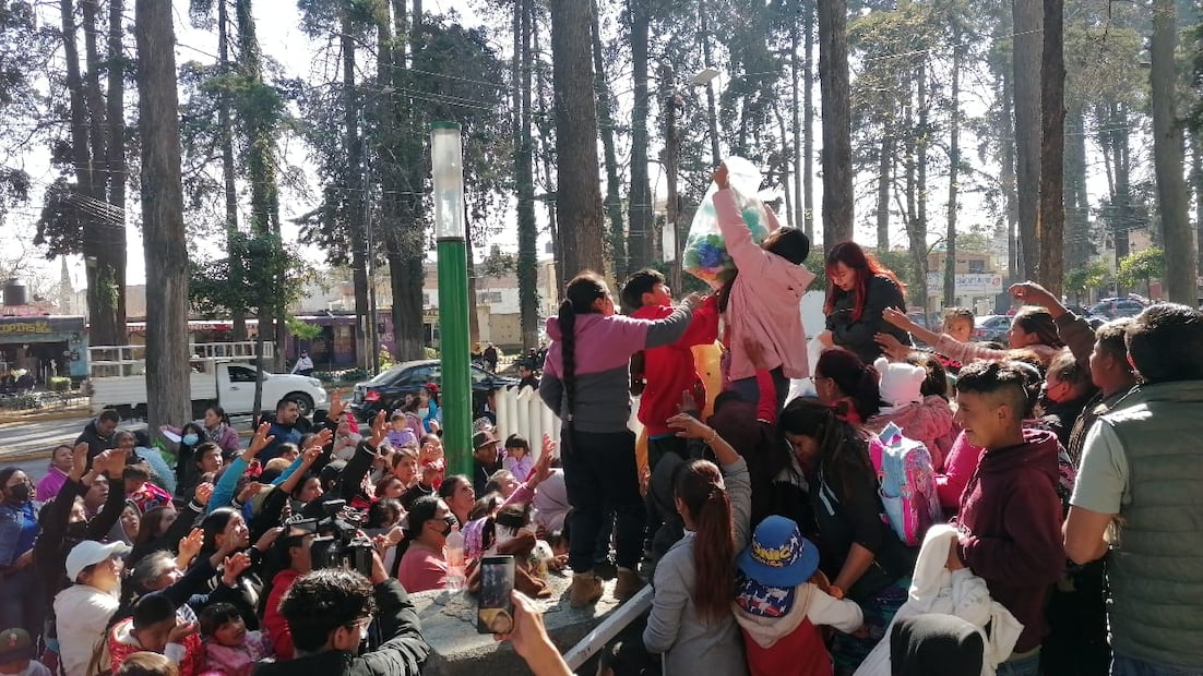 Mari y sus amigas cargadas de peluches para cumplir el deseo de los niños que no recibieron visita de los Reyes en sus hogares. Foto Especial